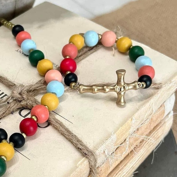 NEW Colorful Beaded Bracelet with Gold Cross - Picture 4 of 6